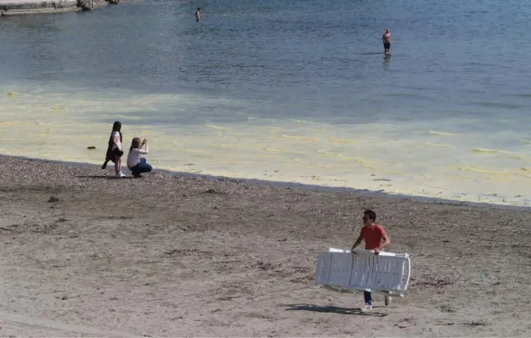 Pelud borova obojala najpoznatiju splitsku plažu