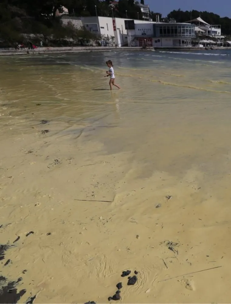 Pelud borova obojala najpoznatiju splitsku plažu