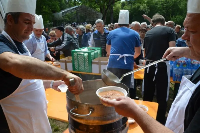 Građani diljem Hrvatske proslavili Prvi maj uz tradicionalni grah i ro&scaron;tilj