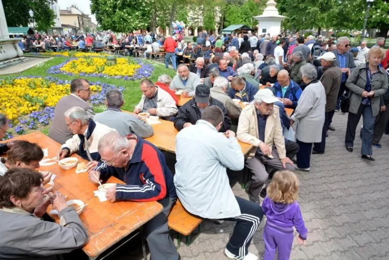 Građani diljem Hrvatske proslavili Prvi maj uz tradicionalni grah i ro&scaron;tilj