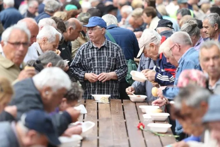 Građani diljem Hrvatske proslavili Prvi maj uz tradicionalni grah i ro&scaron;tilj