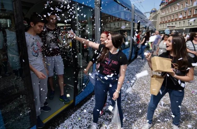 Neki građani nisu odu&scaron;evljeni maturantima koji bacaju konfete