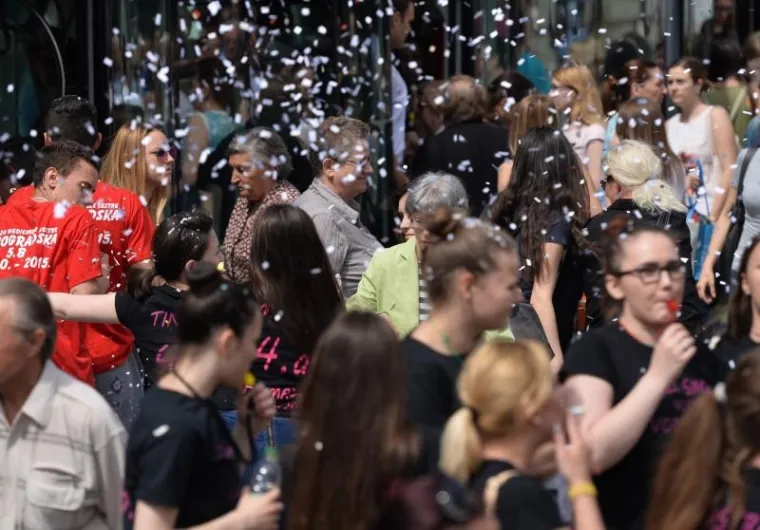 Neki građani nisu odu&scaron;evljeni maturantima koji bacaju konfete