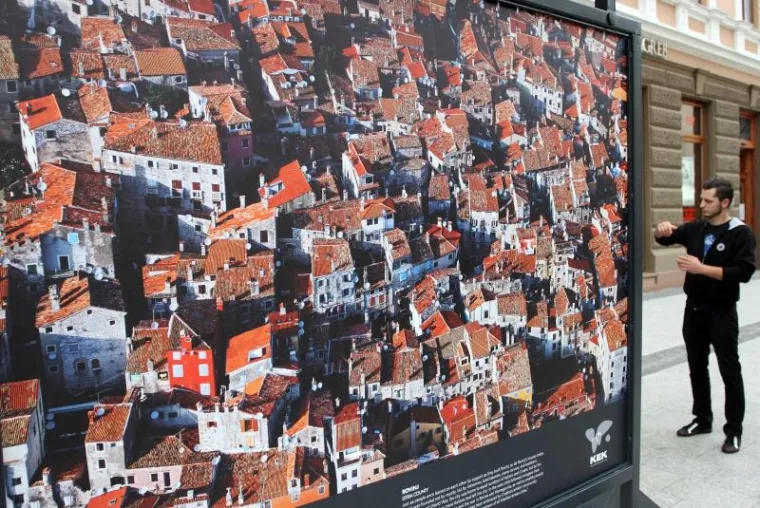 25.05.2015., Cakovec - Na Franjevackom trgu postavljena je izlozba fotografija National Geographica na temu Hrvatska iz zraka. Photo: Vjeran Zganec Rogulja/PIXSELL
