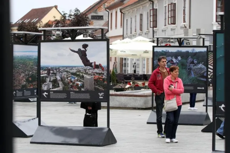 25.05.2015., Cakovec - Na Franjevackom trgu postavljena je izlozba fotografija National Geographica na temu Hrvatska iz zraka. Photo: Vjeran Zganec Rogulja/PIXSELL