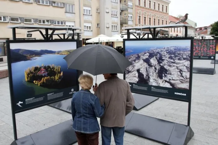 25.05.2015., Cakovec - Na Franjevackom trgu postavljena je izlozba fotografija National Geographica na temu Hrvatska iz zraka. Photo: Vjeran Zganec Rogulja/PIXSELL