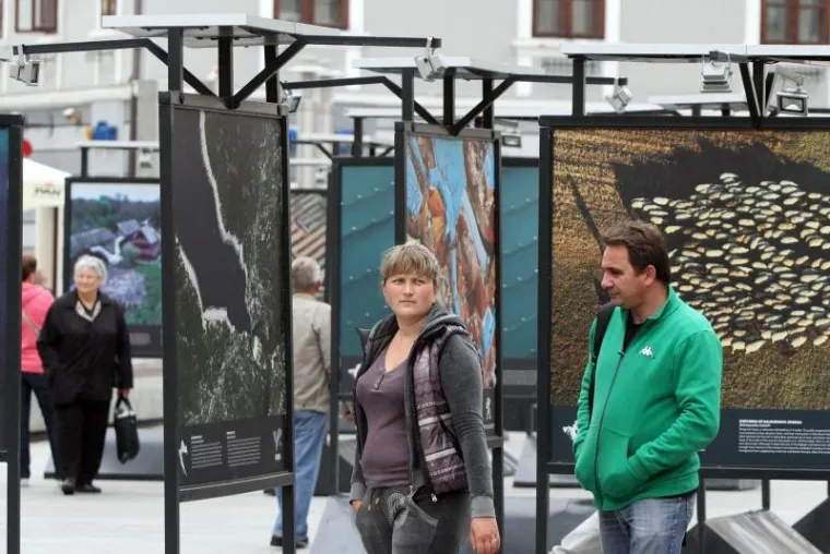 25.05.2015., Cakovec - Na Franjevackom trgu postavljena je izlozba fotografija National Geographica na temu Hrvatska iz zraka. Photo: Vjeran Zganec Rogulja/PIXSELL