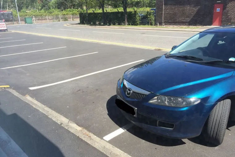 Čini se da se neki vozači bore sa žutim linijama, označenim prostorima na parkiralištu i kako da ne blokiraju prolaz pješaka. Neki ljudi stvarno nemaju pojma kako se parkirati.     Ove slike prikazuju samo nekoliko užasnih primjera parkiranja u samo jednom gradu - Huddersfieldu, u West Yorkshireu.  Od vozača koji ne umiju parkirati na iscrtan prostor parkinga do onih koji blokiraju prolaz pješaka, ovdje su neke šokantne slike u galeriji koju donosi Huddersfield Daily Examiner.  Neki ljudi čak misle da su bijele linije koje služe za obilježavanje parkiranog mjesta tu samo kao sugestija, a da se vozači mogu parkirati kako žele.