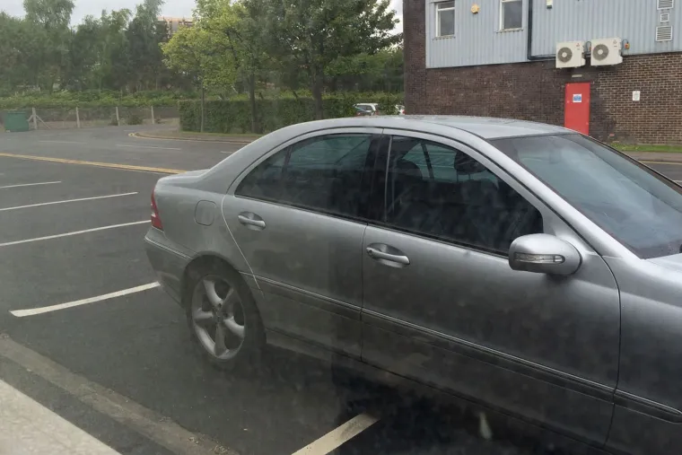 Čini se da se neki vozači bore sa žutim linijama, označenim prostorima na parkiralištu i kako da ne blokiraju prolaz pješaka. Neki ljudi stvarno nemaju pojma kako se parkirati.     Ove slike prikazuju samo nekoliko užasnih primjera parkiranja u samo jednom gradu - Huddersfieldu, u West Yorkshireu.  Od vozača koji ne umiju parkirati na iscrtan prostor parkinga do onih koji blokiraju prolaz pješaka, ovdje su neke šokantne slike u galeriji koju donosi Huddersfield Daily Examiner.  Neki ljudi čak misle da su bijele linije koje služe za obilježavanje parkiranog mjesta tu samo kao sugestija, a da se vozači mogu parkirati kako žele.