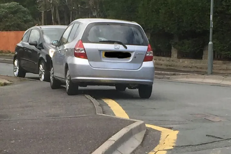 Čini se da se neki vozači bore sa žutim linijama, označenim prostorima na parkiralištu i kako da ne blokiraju prolaz pješaka. Neki ljudi stvarno nemaju pojma kako se parkirati.     Ove slike prikazuju samo nekoliko užasnih primjera parkiranja u samo jednom gradu - Huddersfieldu, u West Yorkshireu.  Od vozača koji ne umiju parkirati na iscrtan prostor parkinga do onih koji blokiraju prolaz pješaka, ovdje su neke šokantne slike u galeriji koju donosi Huddersfield Daily Examiner.  Neki ljudi čak misle da su bijele linije koje služe za obilježavanje parkiranog mjesta tu samo kao sugestija, a da se vozači mogu parkirati kako žele.