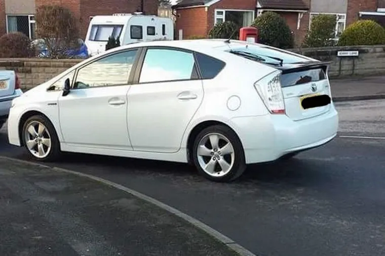 Čini se da se neki vozači bore sa žutim linijama, označenim prostorima na parkiralištu i kako da ne blokiraju prolaz pješaka. Neki ljudi stvarno nemaju pojma kako se parkirati.     Ove slike prikazuju samo nekoliko užasnih primjera parkiranja u samo jednom gradu - Huddersfieldu, u West Yorkshireu.  Od vozača koji ne umiju parkirati na iscrtan prostor parkinga do onih koji blokiraju prolaz pješaka, ovdje su neke šokantne slike u galeriji koju donosi Huddersfield Daily Examiner.  Neki ljudi čak misle da su bijele linije koje služe za obilježavanje parkiranog mjesta tu samo kao sugestija, a da se vozači mogu parkirati kako žele.