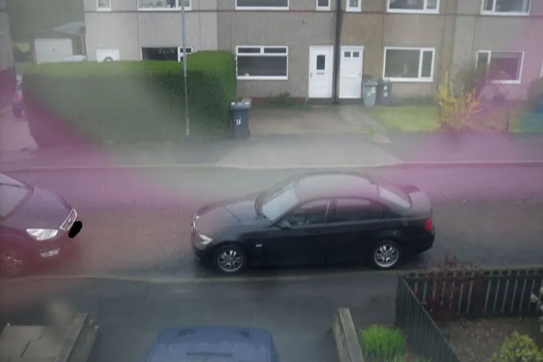 Čini se da se neki vozači bore sa žutim linijama, označenim prostorima na parkiralištu i kako da ne blokiraju prolaz pješaka. Neki ljudi stvarno nemaju pojma kako se parkirati.     Ove slike prikazuju samo nekoliko užasnih primjera parkiranja u samo jednom gradu - Huddersfieldu, u West Yorkshireu.  Od vozača koji ne umiju parkirati na iscrtan prostor parkinga do onih koji blokiraju prolaz pješaka, ovdje su neke šokantne slike u galeriji koju donosi Huddersfield Daily Examiner.  Neki ljudi čak misle da su bijele linije koje služe za obilježavanje parkiranog mjesta tu samo kao sugestija, a da se vozači mogu parkirati kako žele.