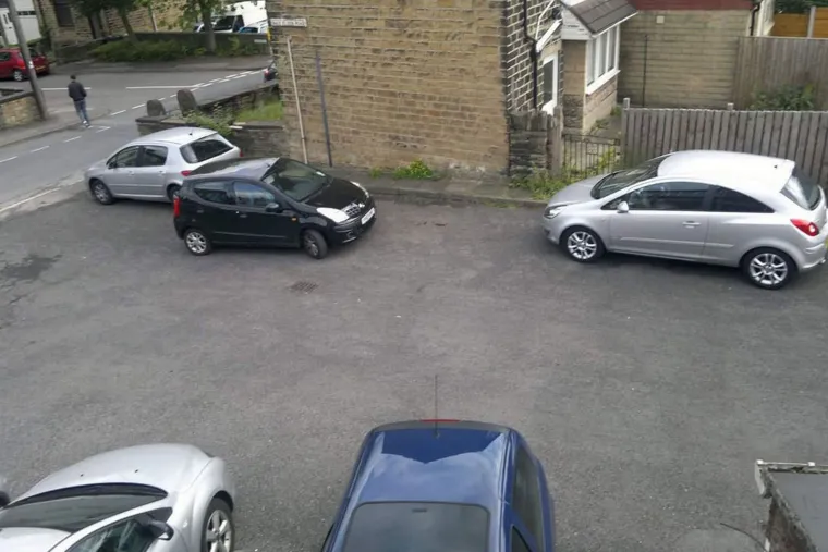 Čini se da se neki vozači bore sa žutim linijama, označenim prostorima na parkirali&scaron;tu i kako da ne blokiraju prolaz pje&scaron;aka. Neki ljudi stvarno nemaju pojma kako se parkirati.     Ove slike prikazuju samo nekoliko užasnih primjera parkiranja u samo jednom gradu - Huddersfieldu, u West Yorkshireu.  Od vozača koji ne umiju parkirati na iscrtan prostor parkinga do onih koji blokiraju prolaz pje&scaron;aka, ovdje su neke &scaron;okantne slike u galeriji koju donosi Huddersfield Daily Examiner.  Neki ljudi čak misle da su bijele linije koje služe za obilježavanje parkiranog mjesta tu samo kao sugestija, a da se vozači mogu parkirati kako žele.