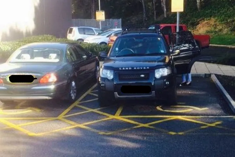 Čini se da se neki vozači bore sa žutim linijama, označenim prostorima na parkirali&scaron;tu i kako da ne blokiraju prolaz pje&scaron;aka. Neki ljudi stvarno nemaju pojma kako se parkirati.     Ove slike prikazuju samo nekoliko užasnih primjera parkiranja u samo jednom gradu - Huddersfieldu, u West Yorkshireu.  Od vozača koji ne umiju parkirati na iscrtan prostor parkinga do onih koji blokiraju prolaz pje&scaron;aka, ovdje su neke &scaron;okantne slike u galeriji koju donosi Huddersfield Daily Examiner.  Neki ljudi čak misle da su bijele linije koje služe za obilježavanje parkiranog mjesta tu samo kao sugestija, a da se vozači mogu parkirati kako žele.