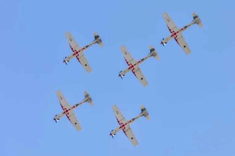 U Zrakoplovnoj bazi Zemunik predstavljen je novi letački program akrobatske skupine Krila oluje. Ova akrobatska grupa djeluje u sastavu Eskadrile aviona 93. zrakoplovne baze Hrvatskog ratnog zrakoplovstva i Protuzračne obrane u vojarni Zemunik.