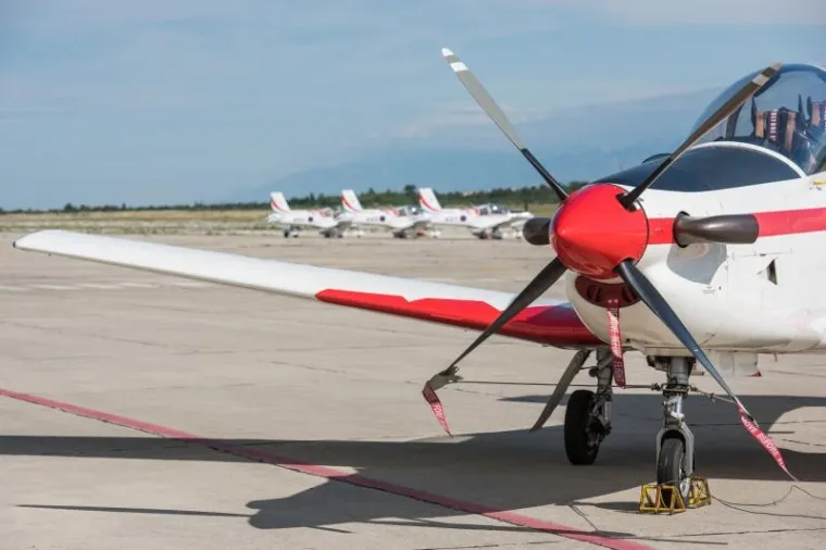 U Zrakoplovnoj bazi Zemunik predstavljen je novi letački program akrobatske skupine Krila oluje. Ova akrobatska grupa djeluje u sastavu Eskadrile aviona 93. zrakoplovne baze Hrvatskog ratnog zrakoplovstva i Protuzračne obrane u vojarni Zemunik.