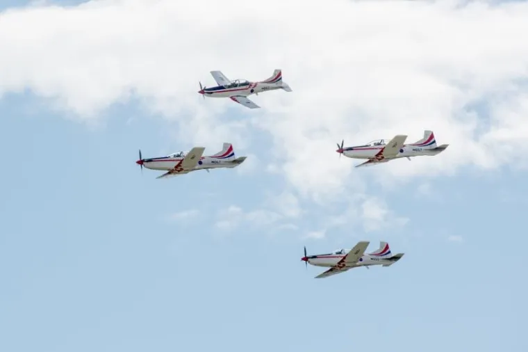 U Zrakoplovnoj bazi Zemunik predstavljen je novi letački program akrobatske skupine Krila oluje. Ova akrobatska grupa djeluje u sastavu Eskadrile aviona 93. zrakoplovne baze Hrvatskog ratnog zrakoplovstva i Protuzračne obrane u vojarni Zemunik.