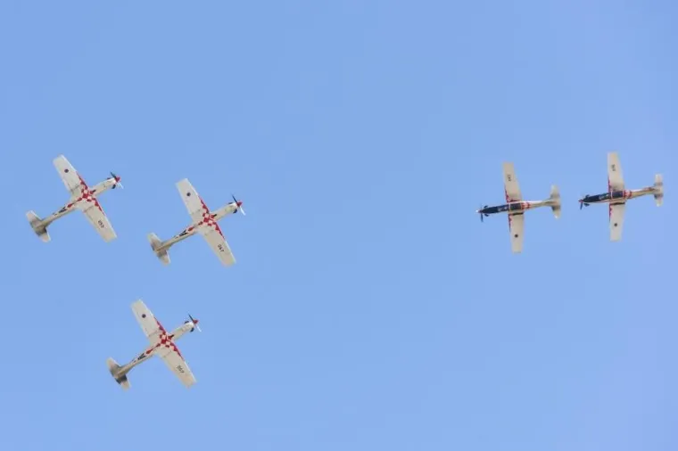 U Zrakoplovnoj bazi Zemunik predstavljen je novi letački program akrobatske skupine Krila oluje. Ova akrobatska grupa djeluje u sastavu Eskadrile aviona 93. zrakoplovne baze Hrvatskog ratnog zrakoplovstva i Protuzračne obrane u vojarni Zemunik.