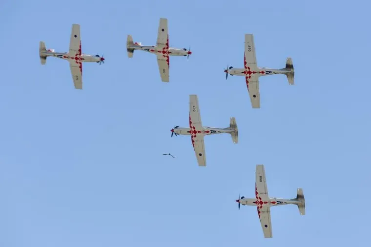 U Zrakoplovnoj bazi Zemunik predstavljen je novi letački program akrobatske skupine Krila oluje. Ova akrobatska grupa djeluje u sastavu Eskadrile aviona 93. zrakoplovne baze Hrvatskog ratnog zrakoplovstva i Protuzračne obrane u vojarni Zemunik.