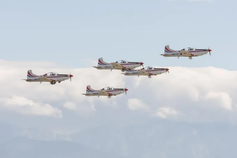 U Zrakoplovnoj bazi Zemunik predstavljen je novi letački program akrobatske skupine Krila oluje. Ova akrobatska grupa djeluje u sastavu Eskadrile aviona 93. zrakoplovne baze Hrvatskog ratnog zrakoplovstva i Protuzračne obrane u vojarni Zemunik.