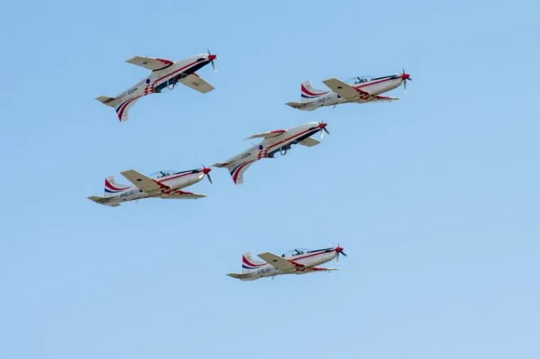 U Zrakoplovnoj bazi Zemunik predstavljen je novi letački program akrobatske skupine Krila oluje. Ova akrobatska grupa djeluje u sastavu Eskadrile aviona 93. zrakoplovne baze Hrvatskog ratnog zrakoplovstva i Protuzračne obrane u vojarni Zemunik.