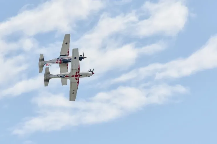 U Zrakoplovnoj bazi Zemunik predstavljen je novi letački program akrobatske skupine Krila oluje. Ova akrobatska grupa djeluje u sastavu Eskadrile aviona 93. zrakoplovne baze Hrvatskog ratnog zrakoplovstva i Protuzračne obrane u vojarni Zemunik.