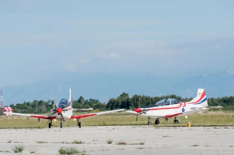 U Zrakoplovnoj bazi Zemunik predstavljen je novi letački program akrobatske skupine Krila oluje. Ova akrobatska grupa djeluje u sastavu Eskadrile aviona 93. zrakoplovne baze Hrvatskog ratnog zrakoplovstva i Protuzračne obrane u vojarni Zemunik.