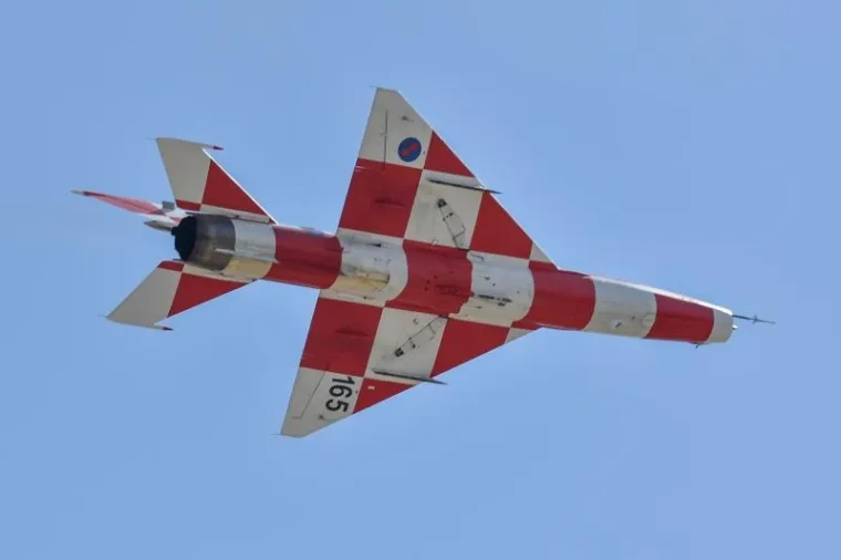 U Zrakoplovnoj bazi Zemunik predstavljen je novi letački program akrobatske skupine Krila oluje. Ova akrobatska grupa djeluje u sastavu Eskadrile aviona 93. zrakoplovne baze Hrvatskog ratnog zrakoplovstva i Protuzračne obrane u vojarni Zemunik.