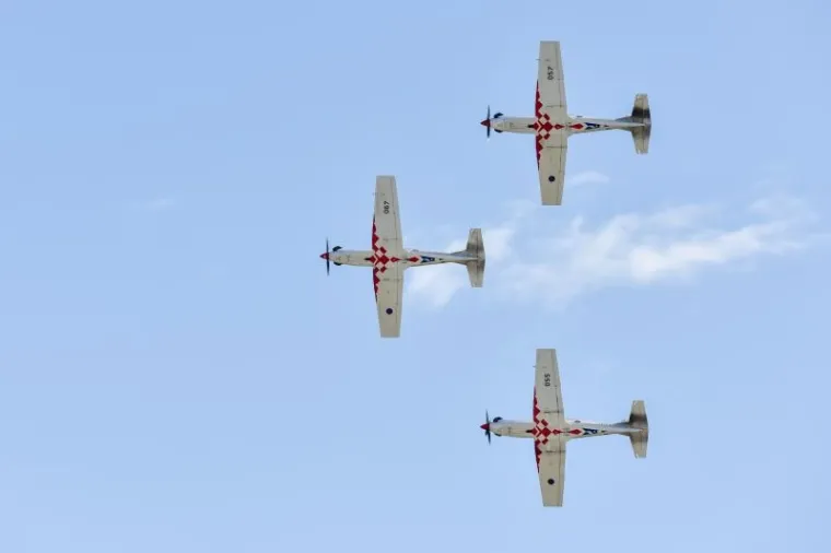 U Zrakoplovnoj bazi Zemunik predstavljen je novi letački program akrobatske skupine Krila oluje. Ova akrobatska grupa djeluje u sastavu Eskadrile aviona 93. zrakoplovne baze Hrvatskog ratnog zrakoplovstva i Protuzračne obrane u vojarni Zemunik.