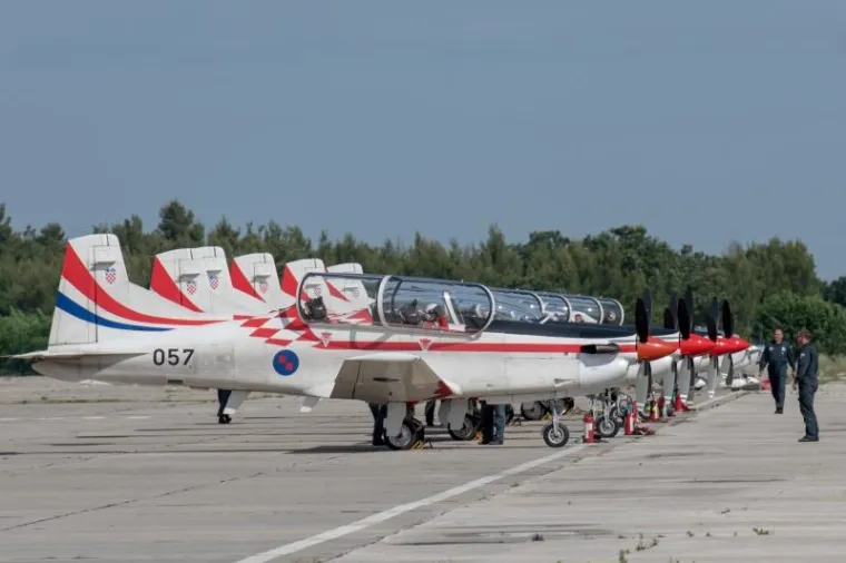U Zrakoplovnoj bazi Zemunik predstavljen je novi letački program akrobatske skupine Krila oluje. Ova akrobatska grupa djeluje u sastavu Eskadrile aviona 93. zrakoplovne baze Hrvatskog ratnog zrakoplovstva i Protuzračne obrane u vojarni Zemunik.