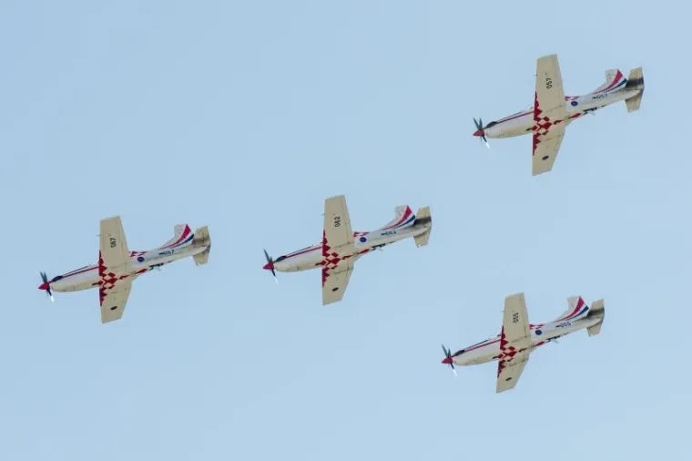 U Zrakoplovnoj bazi Zemunik predstavljen je novi letački program akrobatske skupine Krila oluje. Ova akrobatska grupa djeluje u sastavu Eskadrile aviona 93. zrakoplovne baze Hrvatskog ratnog zrakoplovstva i Protuzračne obrane u vojarni Zemunik.
