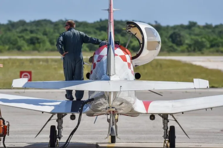 U Zrakoplovnoj bazi Zemunik predstavljen je novi letački program akrobatske skupine Krila oluje. Ova akrobatska grupa djeluje u sastavu Eskadrile aviona 93. zrakoplovne baze Hrvatskog ratnog zrakoplovstva i Protuzračne obrane u vojarni Zemunik.