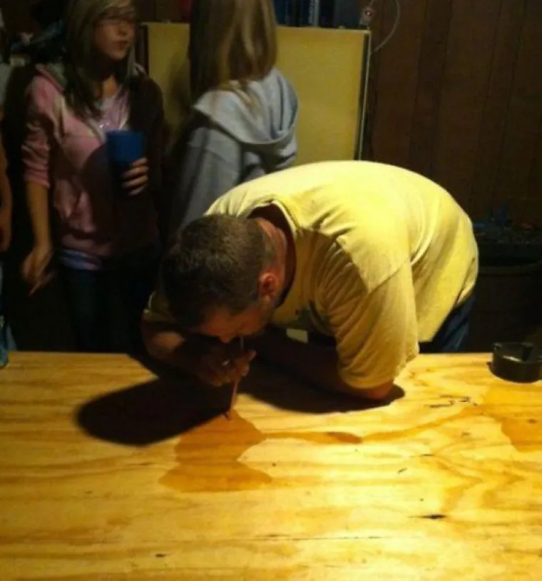 Poslastica koju prenosimo namijenjena je svim onim ljubiteljima alkoholnih pića koji se tom poroku jednostavno ne mogu oduprijeti. Svim onima koji su barem jednom u životu pre&scaron;li granicu kulturnog cuganja. Ekipa koju smo okupili je malo previ&scaron;e popila (u ovom slučaju prednjače pripadnice nježnijeg spola) te su odlučni da im nitko ne stoji na putu k dobroj zabavi. Upravo radi toga s njima se nije moglo pričati, moglo ih se samo gledati. Njihove velebne zabave zavr&scaron;ile su manje slavno, a zahvaljujući tome, postali su viralni. Pa uživajte i učite na tuđim gre&scaron;kama.