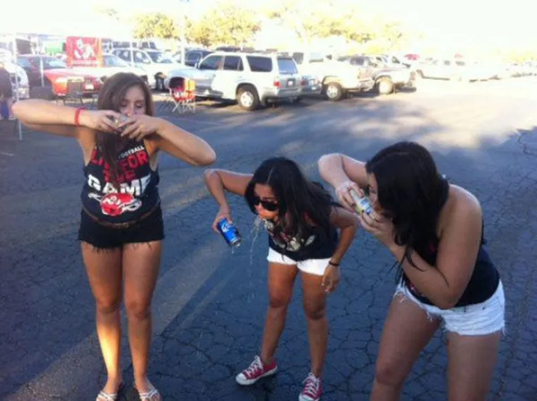 Poslastica koju prenosimo namijenjena je svim onim ljubiteljima alkoholnih pića koji se tom poroku jednostavno ne mogu oduprijeti. Svim onima koji su barem jednom u životu pre&scaron;li granicu kulturnog cuganja. Ekipa koju smo okupili je malo previ&scaron;e popila (u ovom slučaju prednjače pripadnice nježnijeg spola) te su odlučni da im nitko ne stoji na putu k dobroj zabavi. Upravo radi toga s njima se nije moglo pričati, moglo ih se samo gledati. Njihove velebne zabave zavr&scaron;ile su manje slavno, a zahvaljujući tome, postali su viralni. Pa uživajte i učite na tuđim gre&scaron;kama.