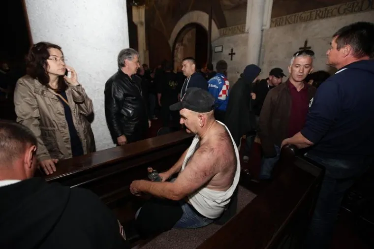 Jedan od branitelja koji se nalazi u crkvi sv. Marka je ozlijeđen u naguravanju