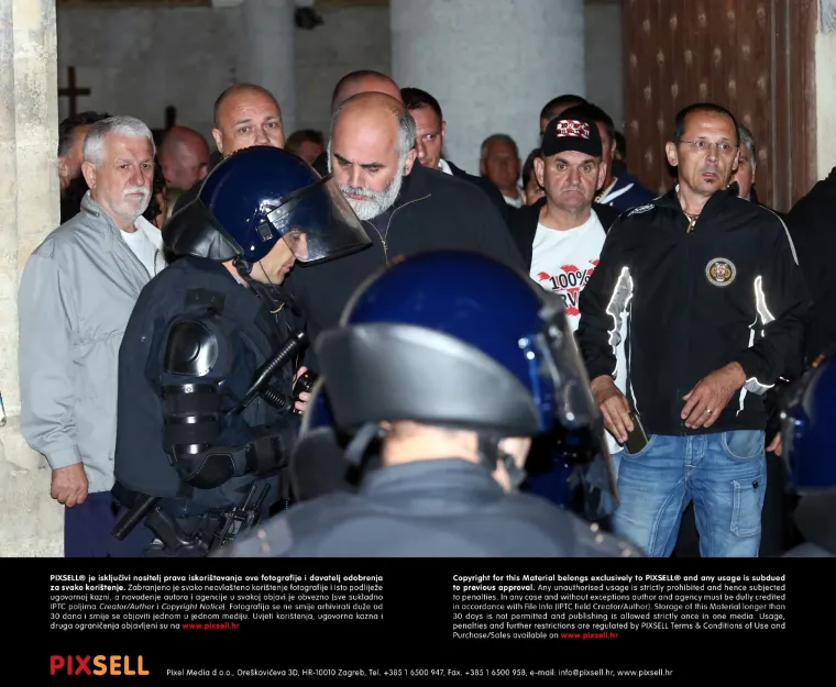 Drama na Markovom trgu: Sukob branitelja i specijalaca, Hitna intervenirala