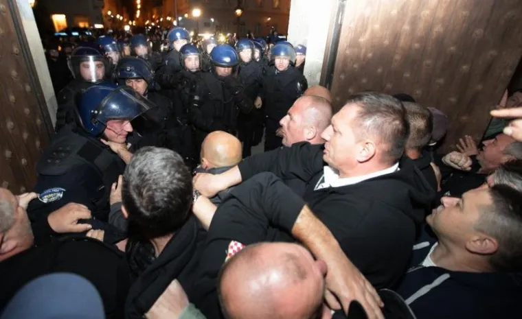 Josip Klemm sudjelovao u naguravanju s interventnom policijom na ulasku u crkvu