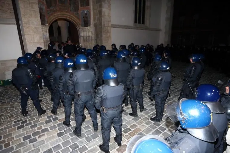 Drama na Markovom trgu: Sukob branitelja i specijalaca, Hitna intervenirala