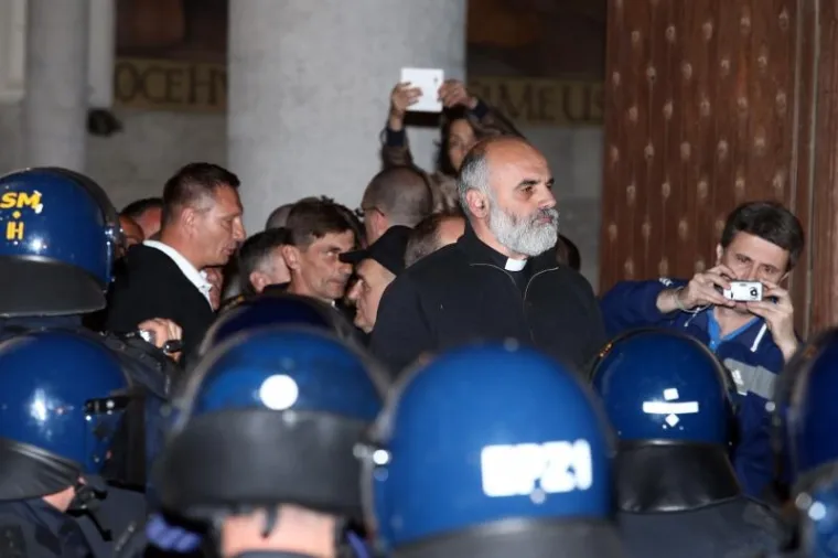 Interventa policija ispred crkve sv. Marka upozorila branitelja da se raziđu