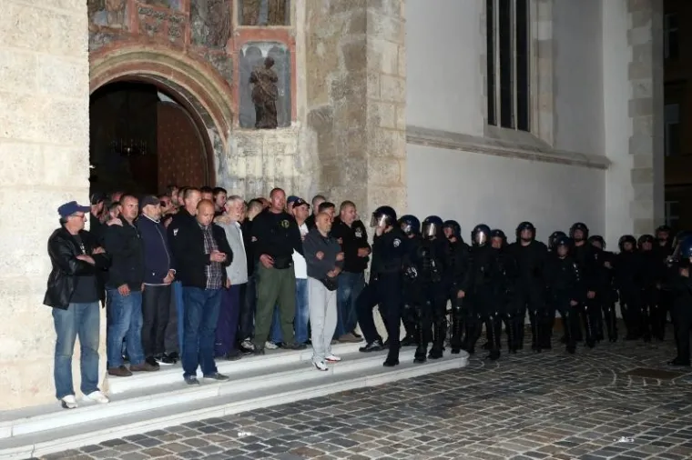 Interventa policija ispred crkve sv. Marka upozorila branitelja da se raziđu
