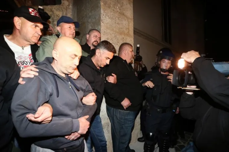 Interventa policija ispred crkve sv. Marka upozorila branitelja da se raziđu