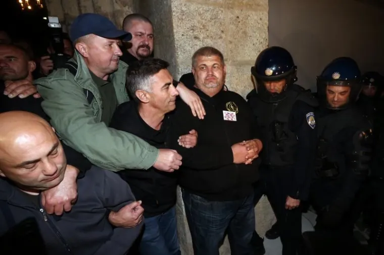 Interventa policija ispred crkve sv. Marka upozorila branitelja da se raziđu