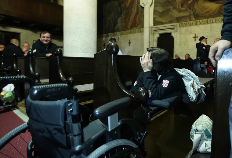 Branitelji noć proveli u crkvi