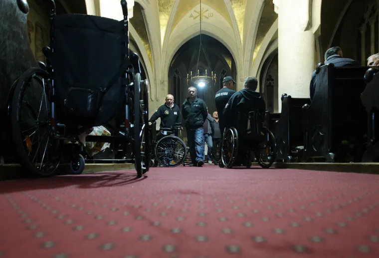 Branitelji noć proveli u crkvi