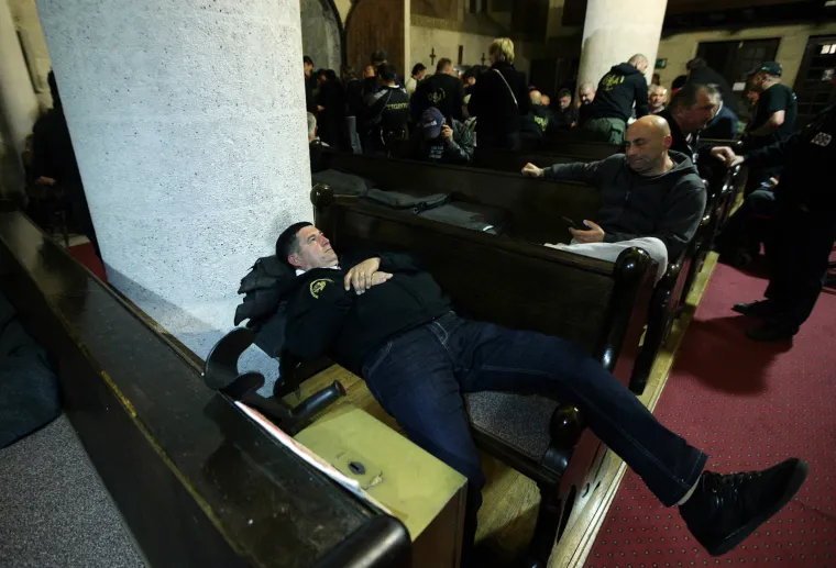 Branitelji noć proveli u crkvi