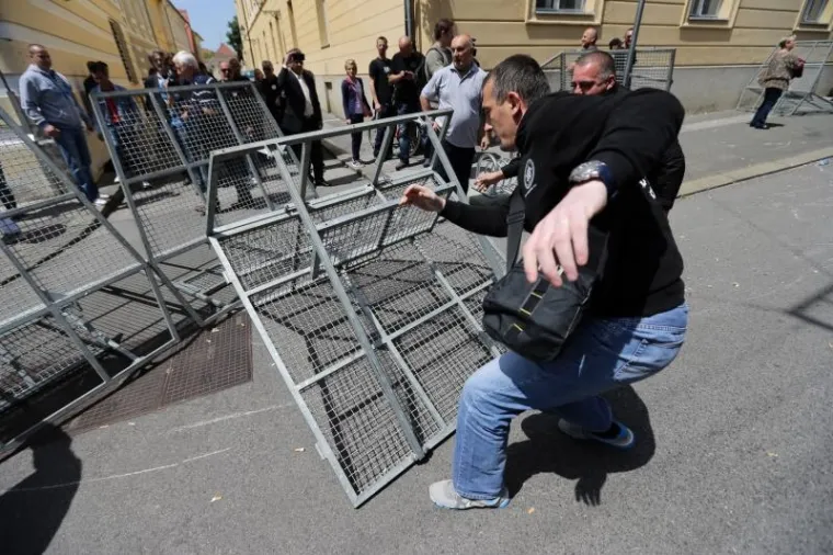 Prosvjednici probili kordon na Ćirilometodskoj