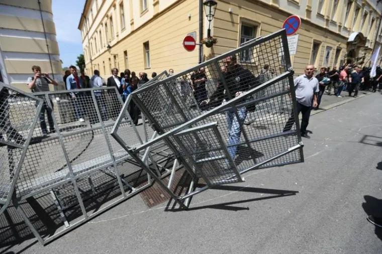 Prosvjednici probili kordon na Ćirilometodskoj