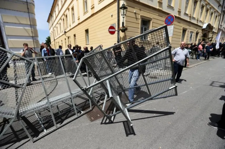 Prosvjednici probili kordon na Ćirilometodskoj