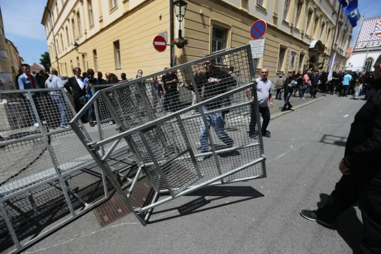 Prosvjednici probili kordon na Ćirilometodskoj