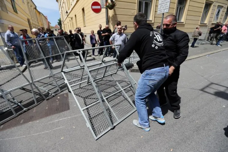 Prosvjednici probili kordon na Ćirilometodskoj